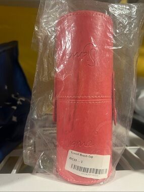 Sigma Beauty Travel Brush Holder in Pink. Snap Closure. NIP. Vegan